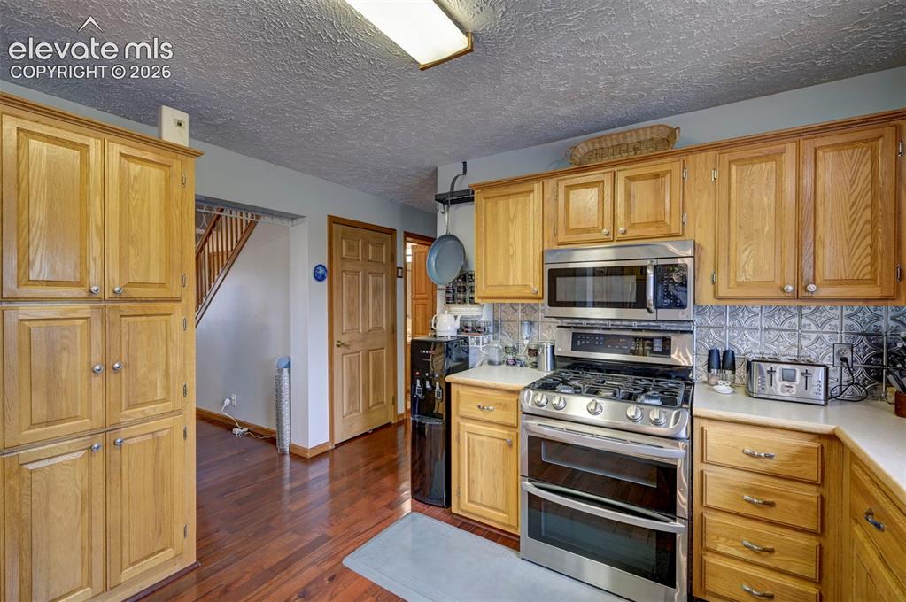 Image 9 of 42: Kitchen