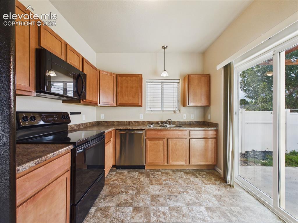 Image 9 of 31: Kitchen