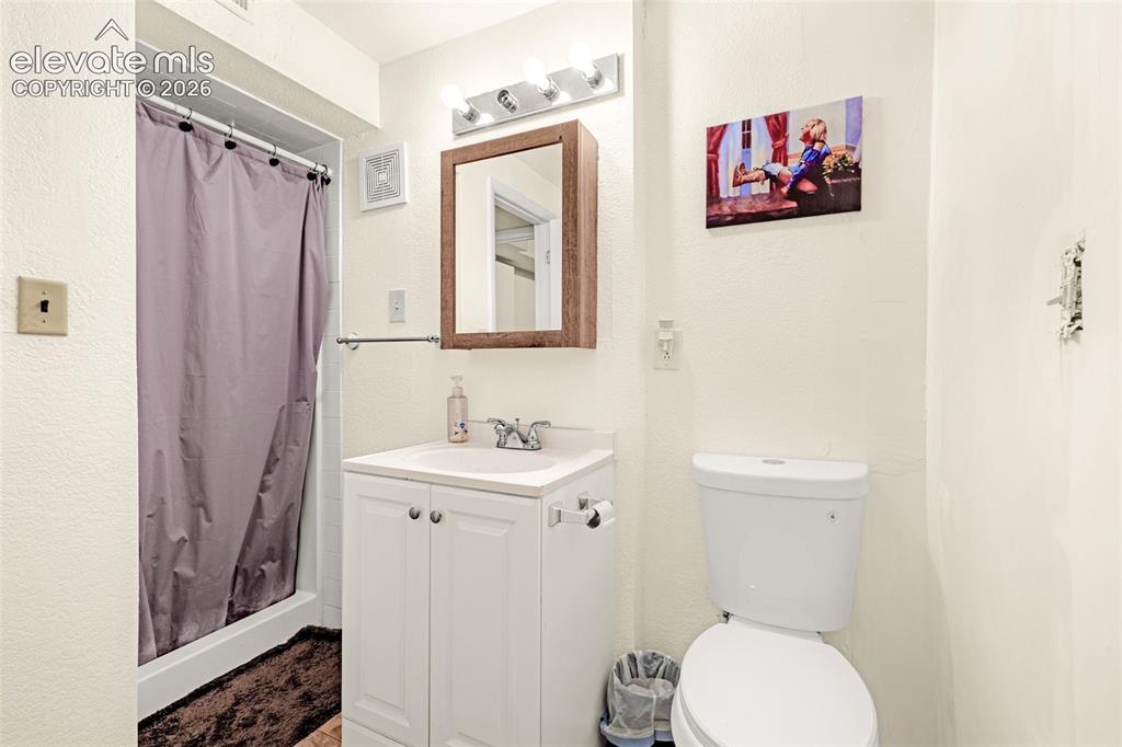 Image 16 of 31: Bathroom