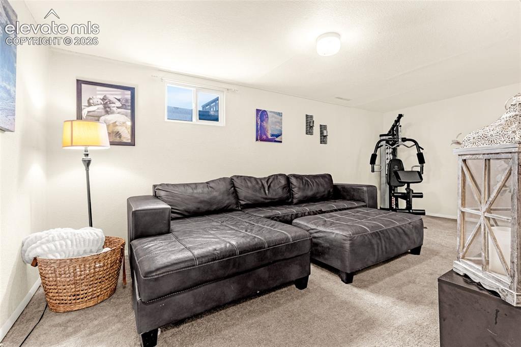 Image 19 of 31: Living Room
