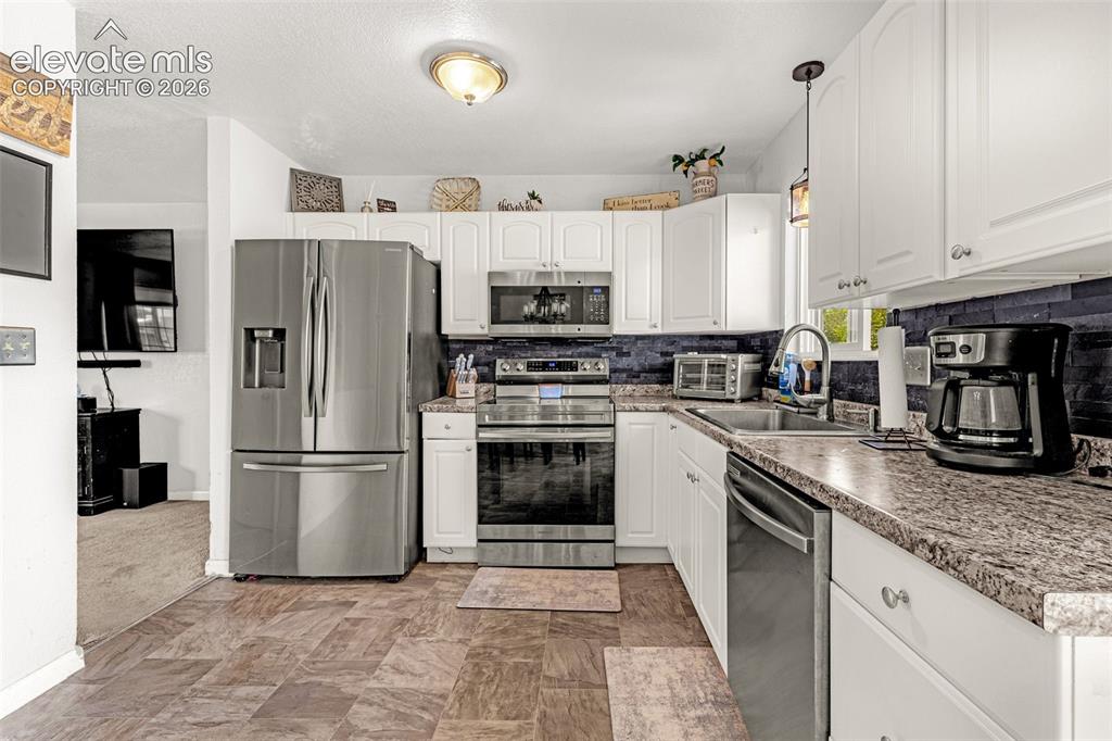 Image 4 of 31: Kitchen