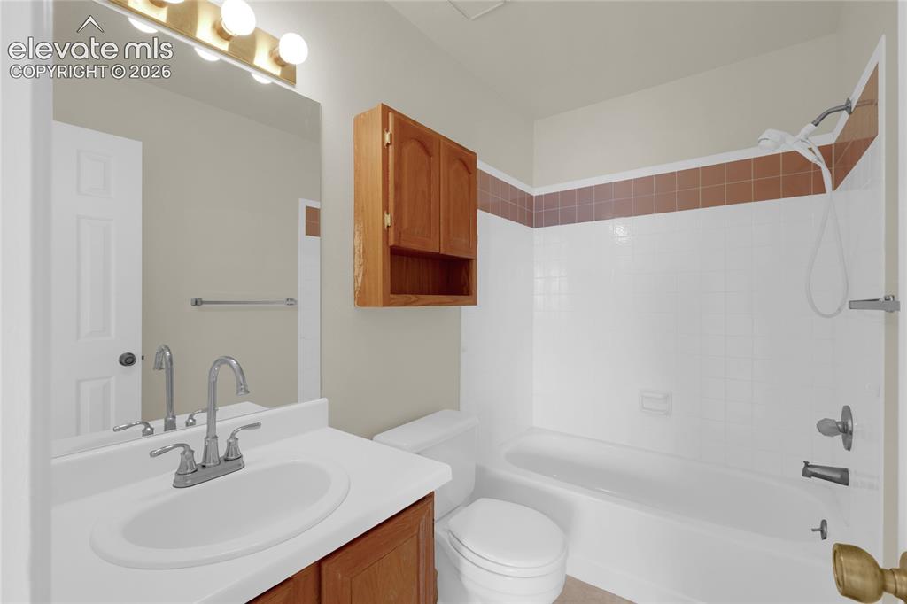 Image 19 of 33: Second ensuite Bathroom