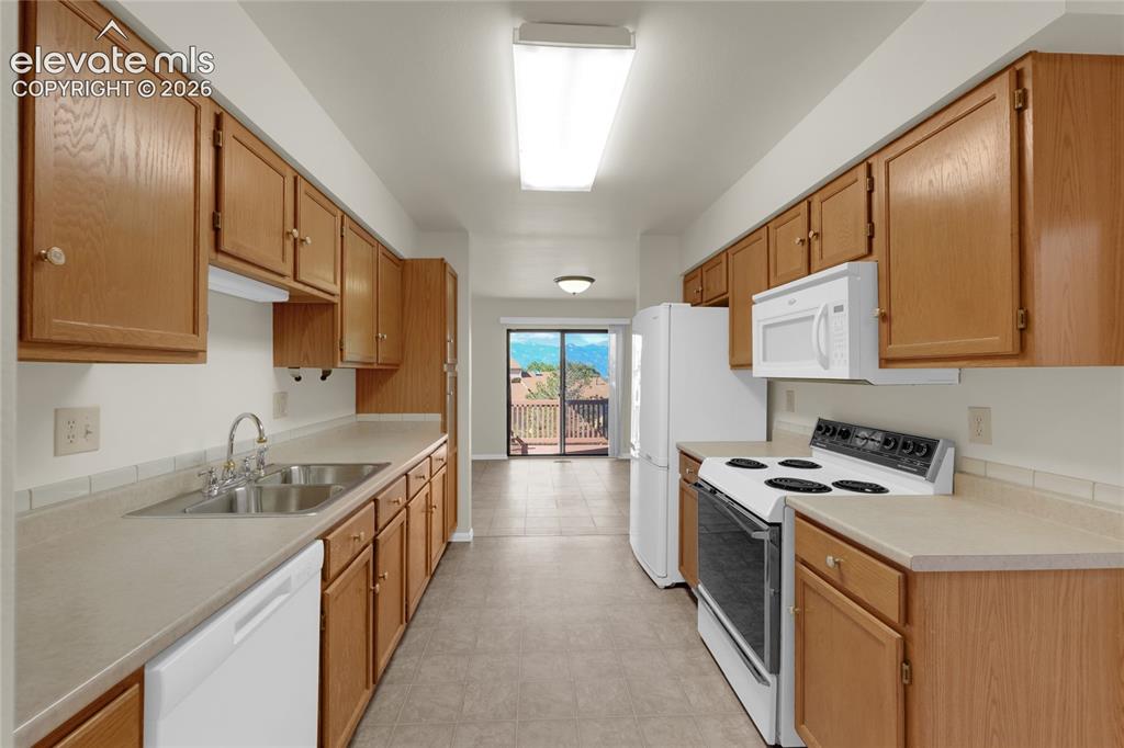 Image 5 of 33: Kitchen