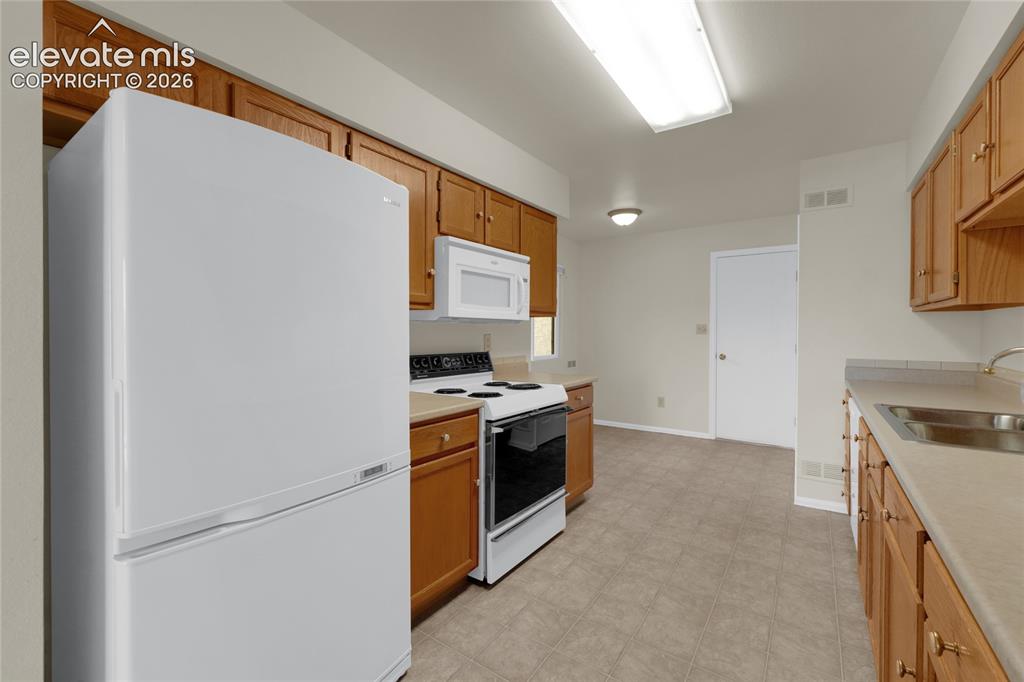 Image 6 of 33: Kitchen and breakfast nook