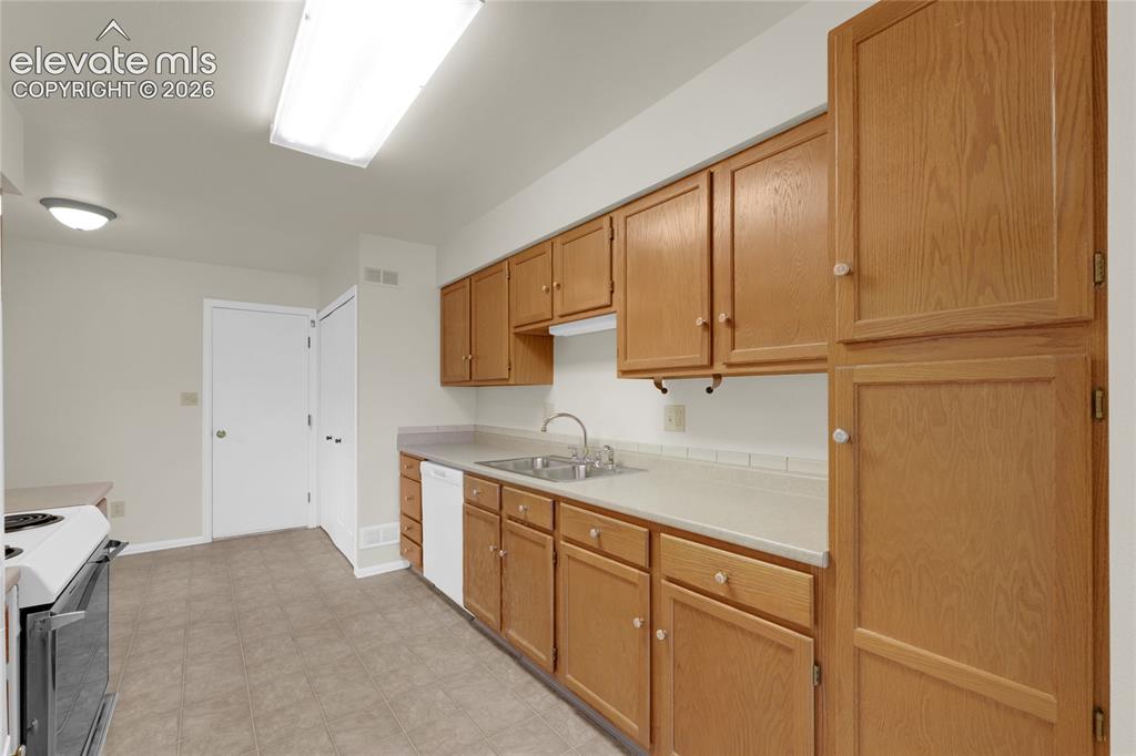 Image 7 of 33: kitchen, breakfast nook and laundry closet