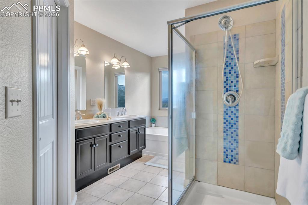 Image 20 of 41: Double Vanity and Soaking Tub!