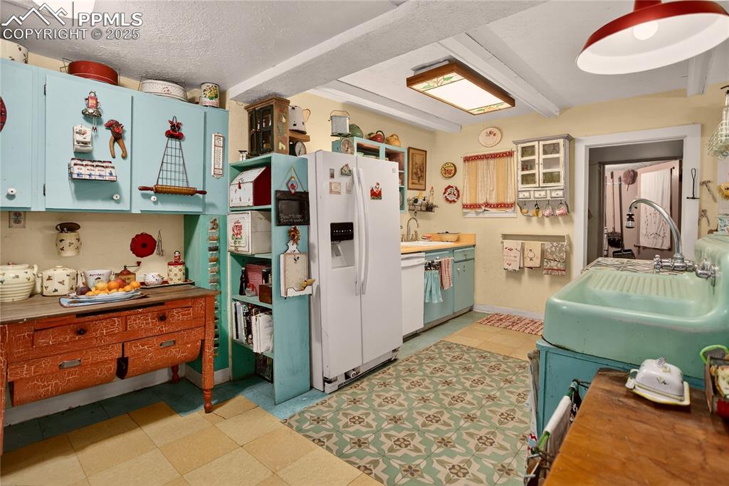 Image 24 of 41: Large kitchen