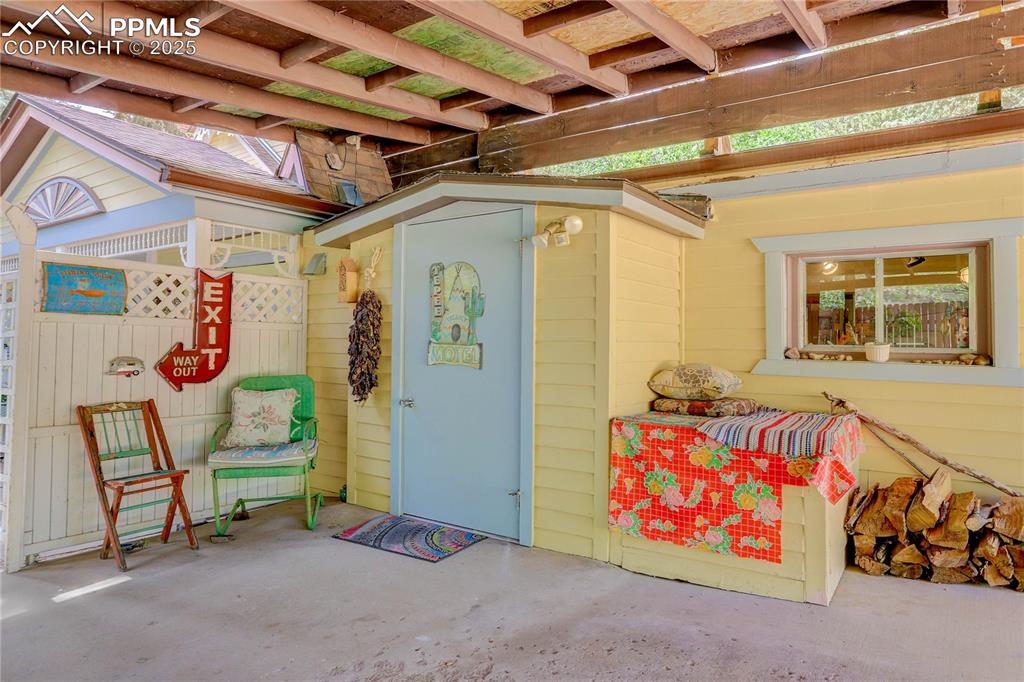 Image 38 of 41: Separate entrance for apartment