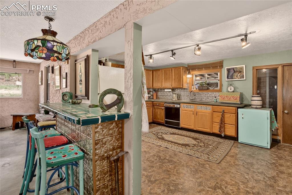 Image 40 of 41: Apartment kitchen w/ breakfast bar