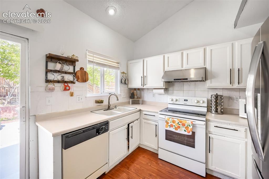 Image 8 of 33: Kitchen