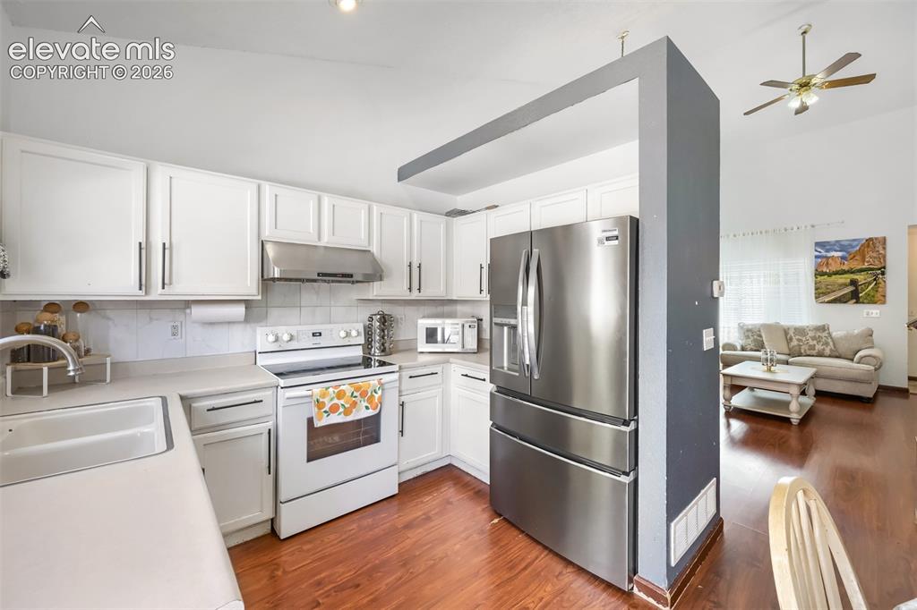 Image 9 of 33: Kitchen