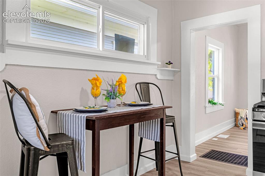 Image 11 of 22: Dining Area