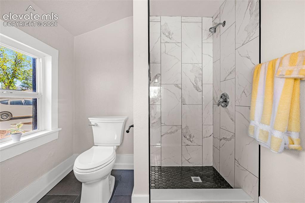 Image 18 of 22: Bathroom