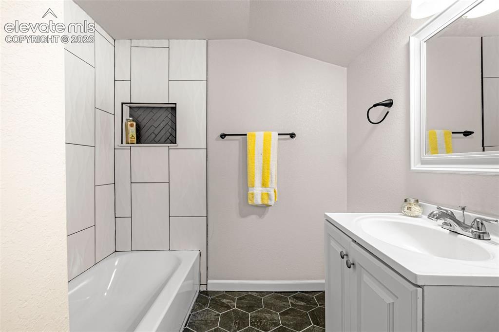 Image 19 of 22: Bathroom