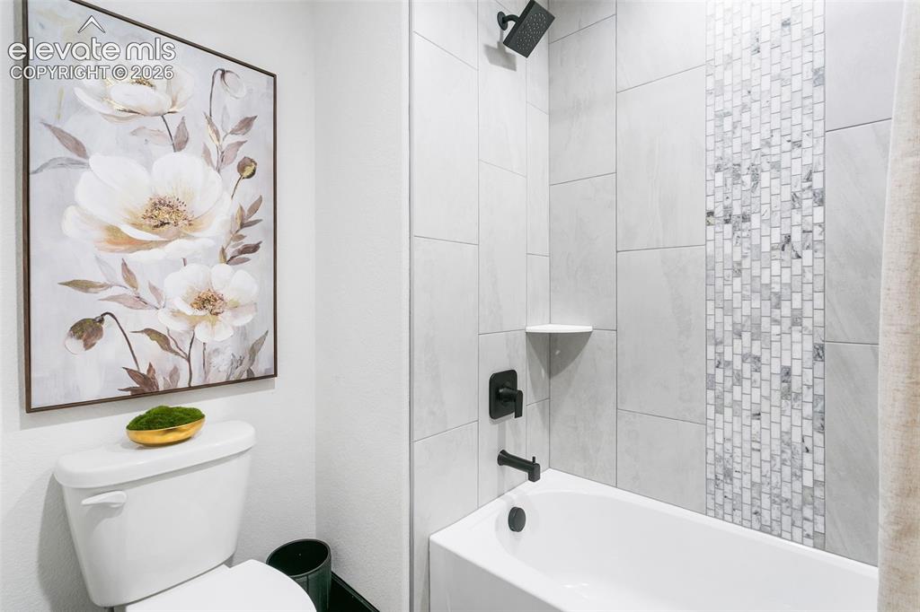 Image 22 of 22: Bathroom
