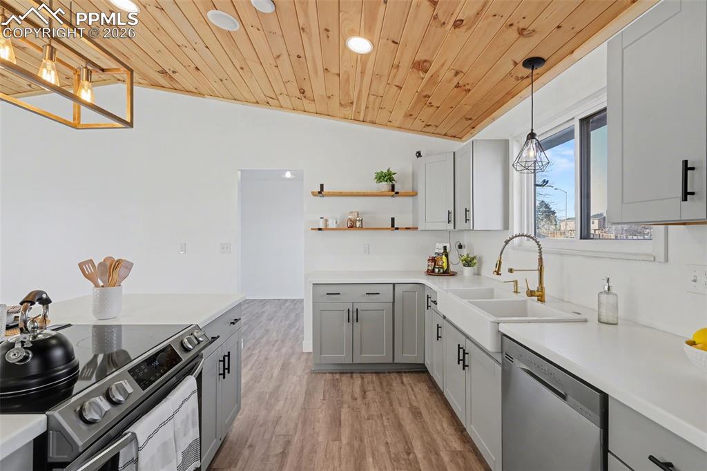 Image 10 of 31: Kitchen