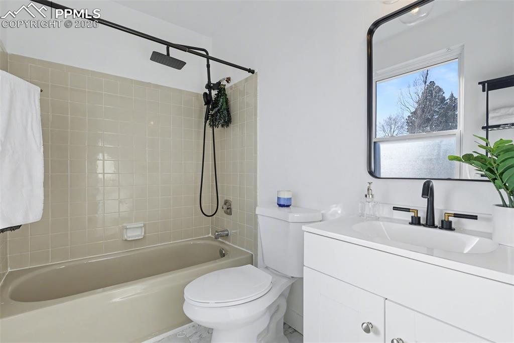 Image 18 of 31: Bathroom