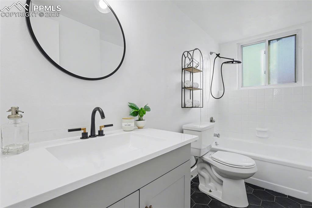 Image 19 of 31: Bathroom