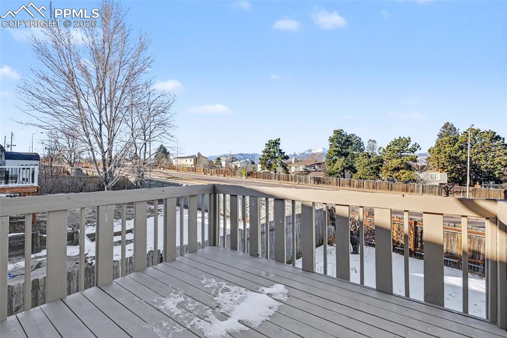 Image 28 of 31: Deck