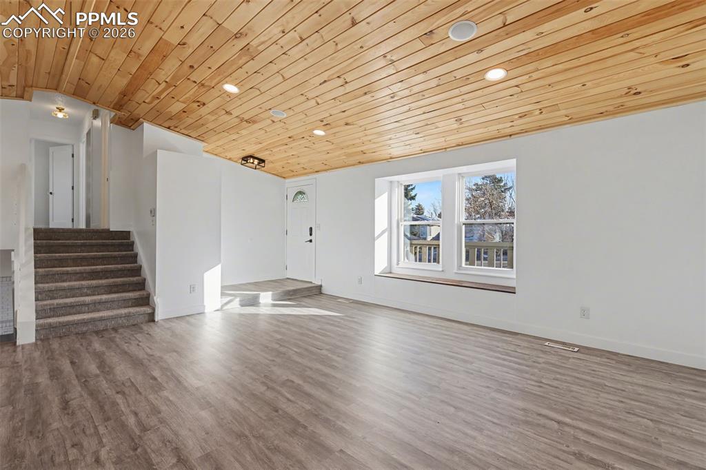 Image 3 of 31: Living Room