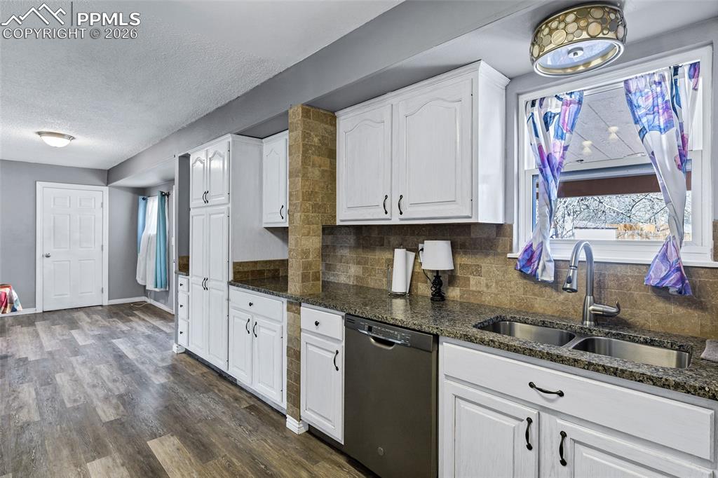 Image 10 of 36: Kitchen