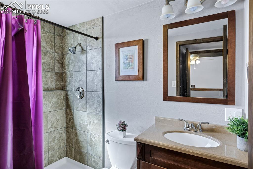 Image 15 of 36: Bathroom