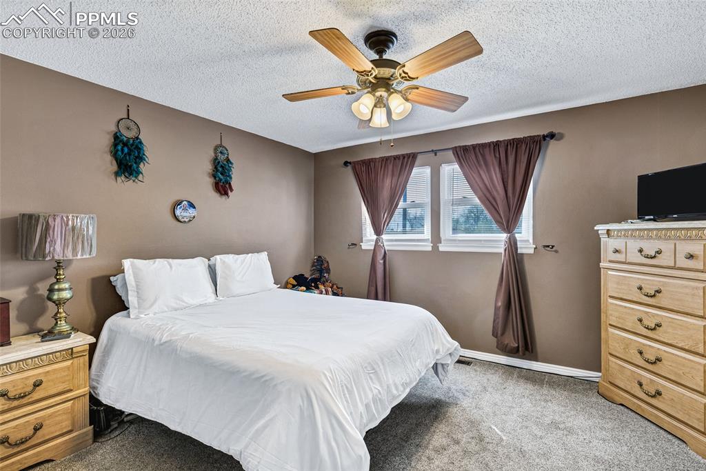 Image 19 of 36: Bedroom