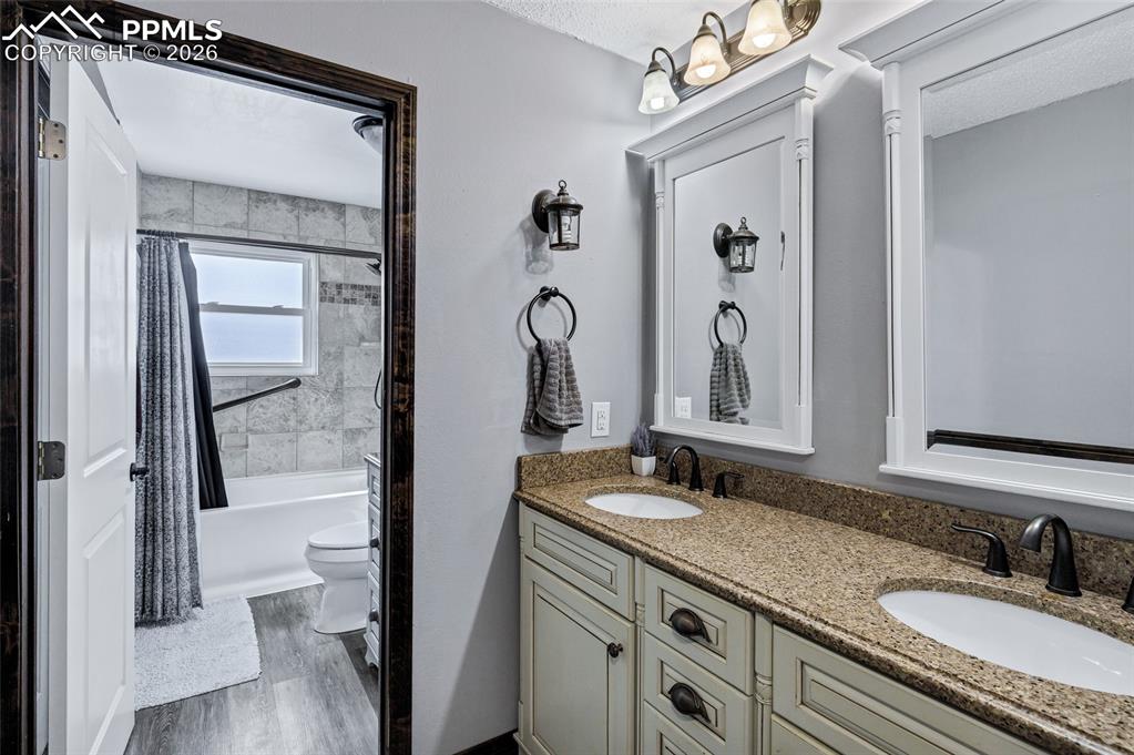 Image 22 of 36: Bathroom