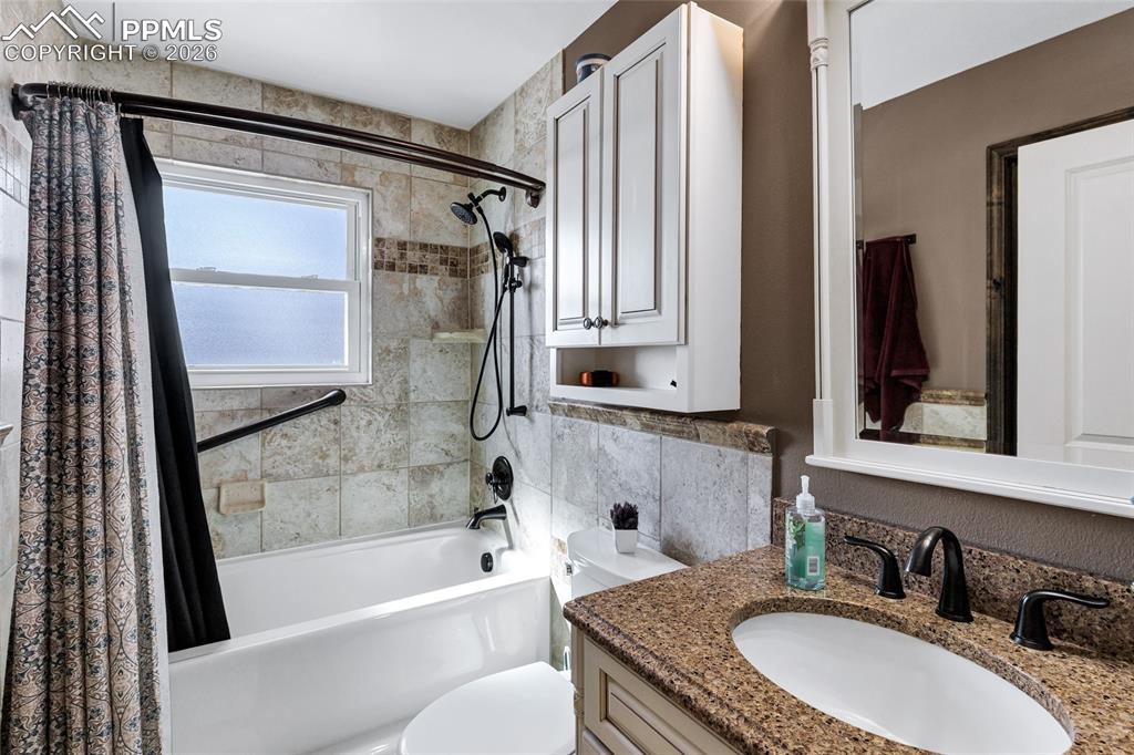 Image 23 of 36: Bathroom