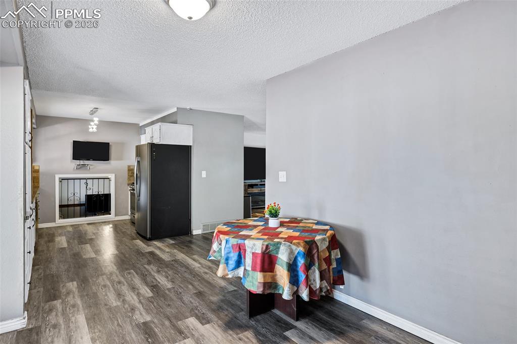 Image 7 of 36: Dining Area