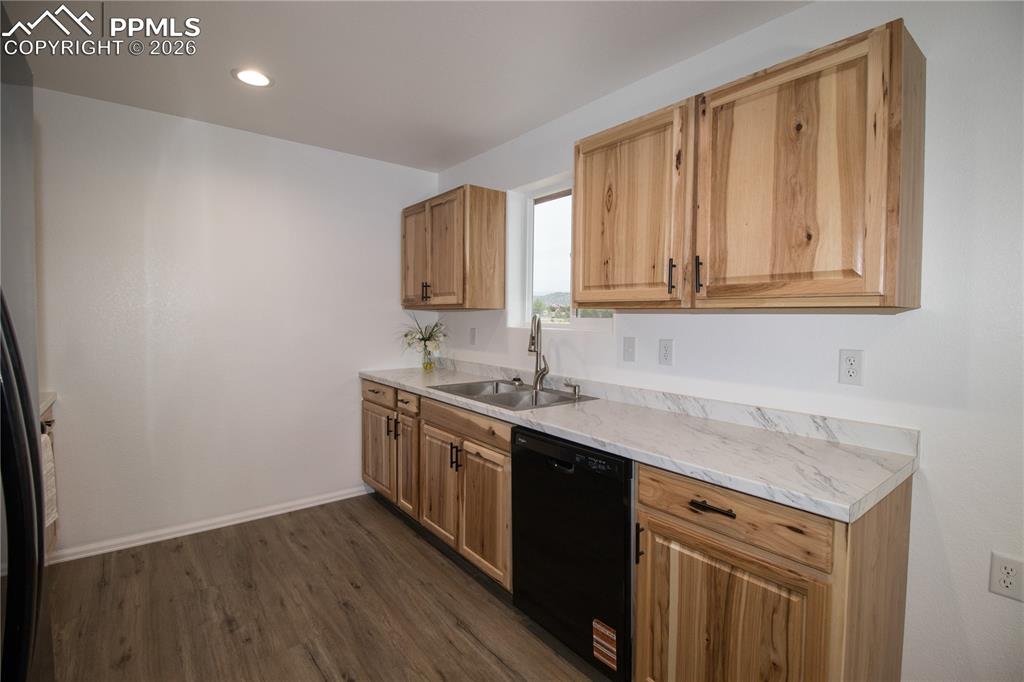 Image 14 of 24: Kitchen