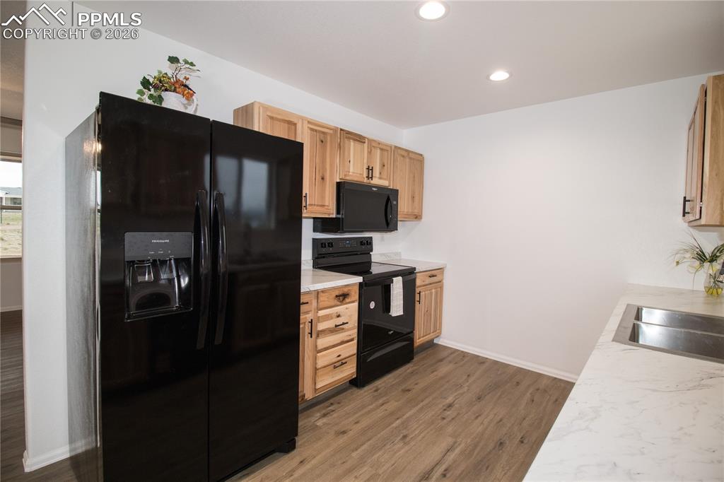 Image 15 of 24: Kitchen