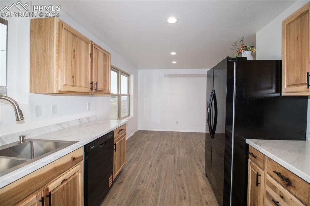 Image 16 of 24: Kitchen