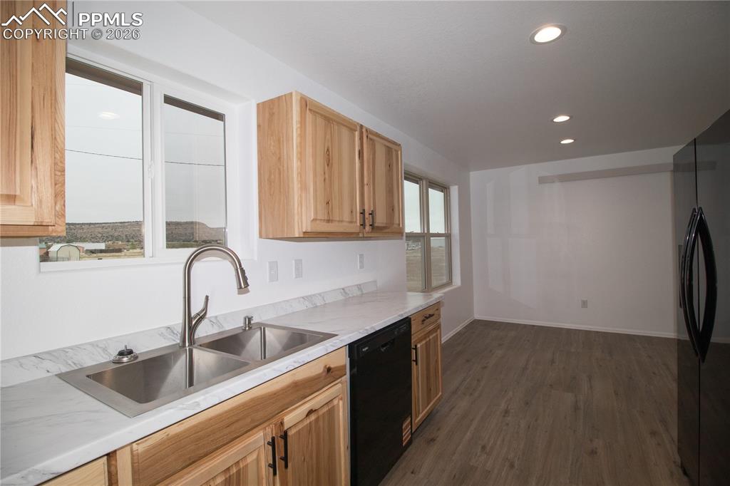 Image 17 of 24: Kitchen
