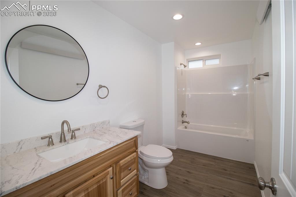 Image 22 of 24: Bathroom