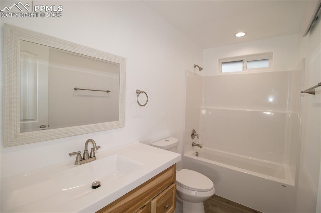 Image 8 of 24: Bathroom