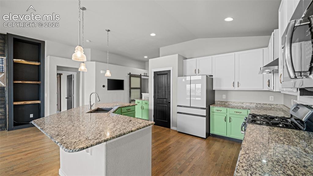 Image 15 of 47: Kitchen