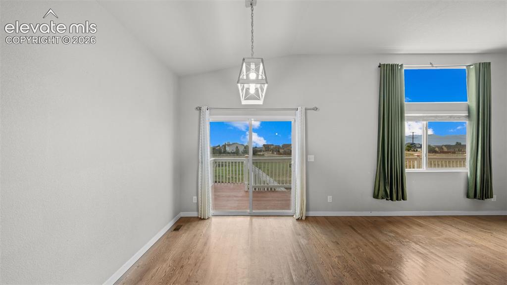 Image 16 of 47: Dining Area