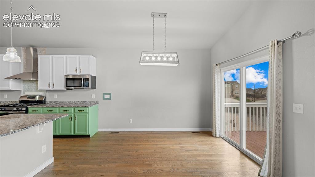 Image 17 of 47: Kitchen