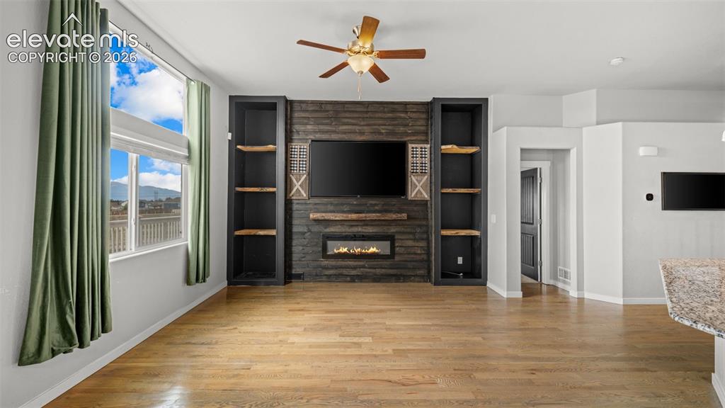 Image 19 of 47: Living Room