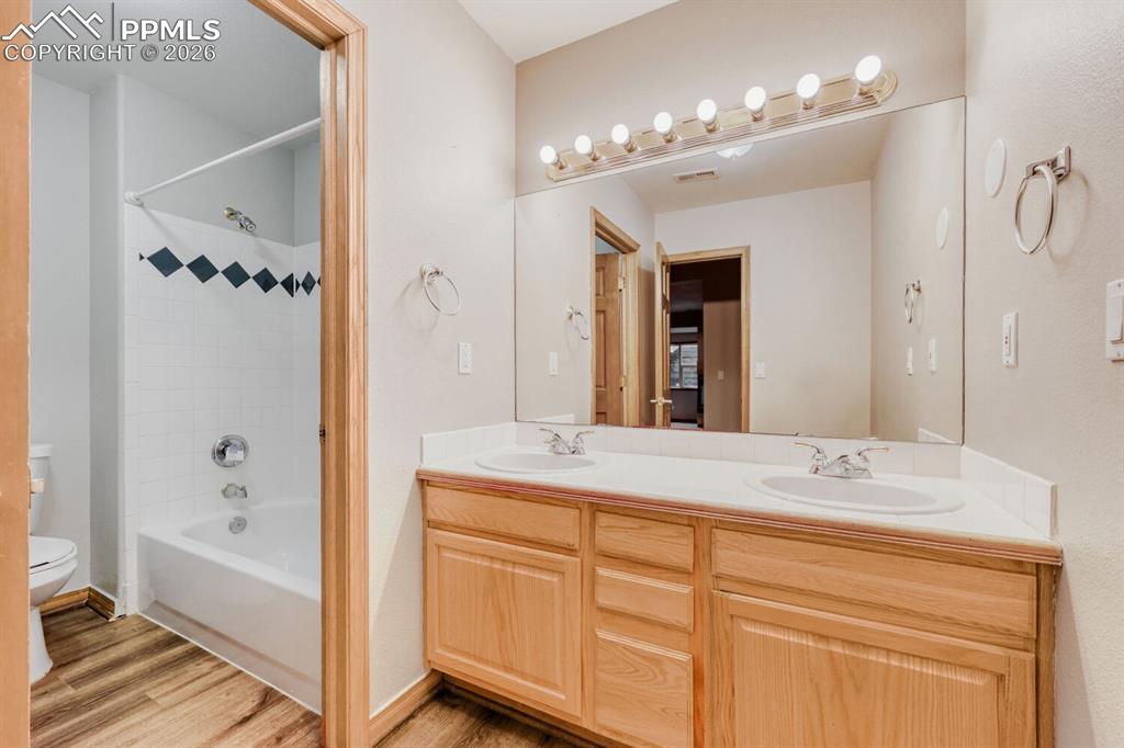 Image 20 of 31: Living Room