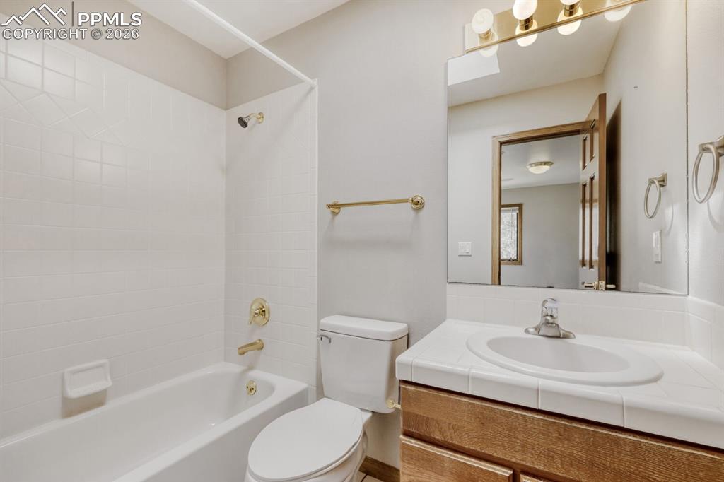 Image 21 of 31: Living Room