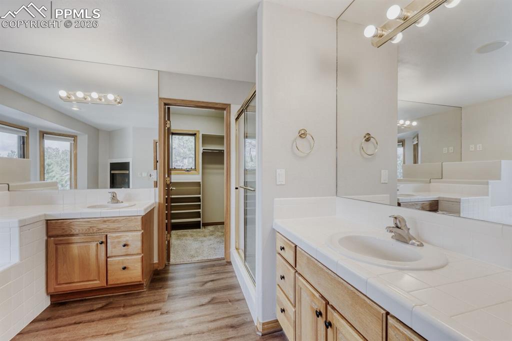 Image 23 of 31: Bathroom