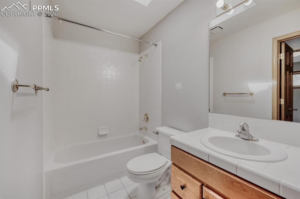 Image 24 of 31: Bathroom