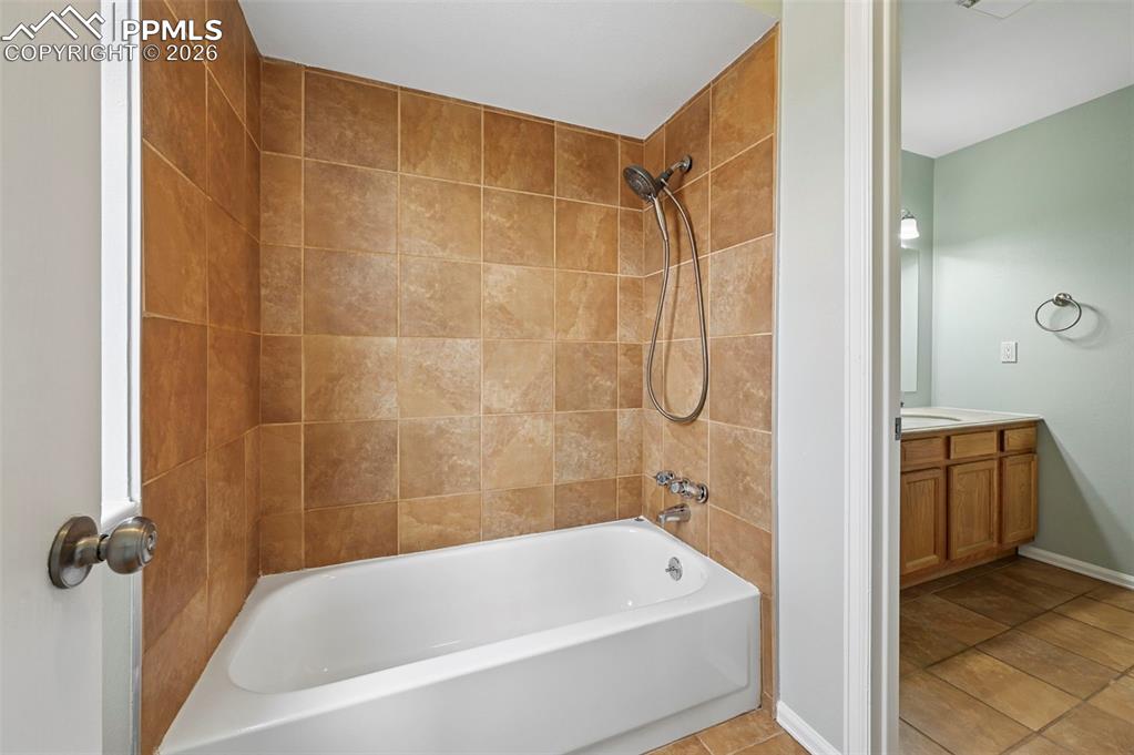 Image 18 of 43: Bathroom