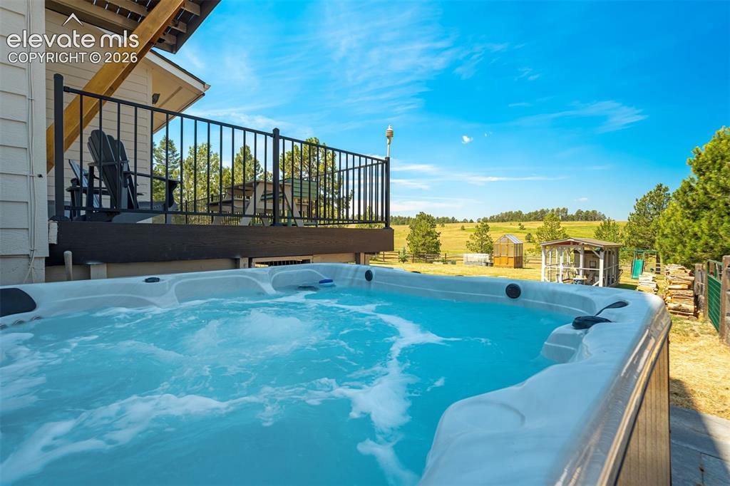Image 41 of 50: Spacious composite deck