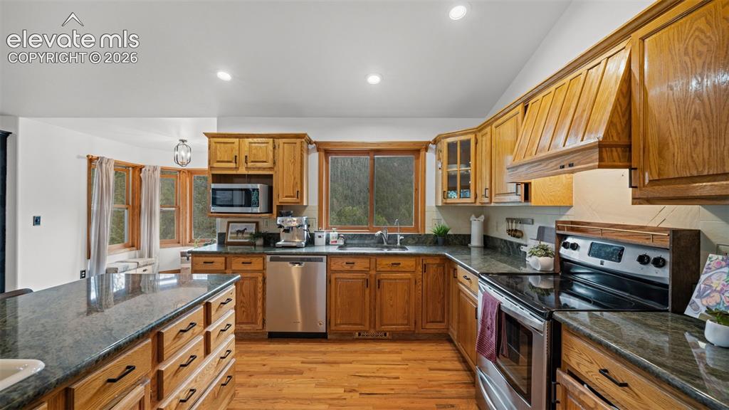 Image 14 of 45: Kitchen