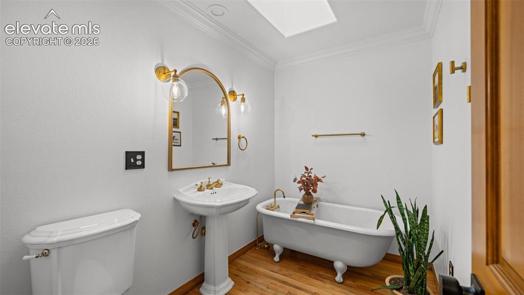 Image 16 of 45: Bathroom