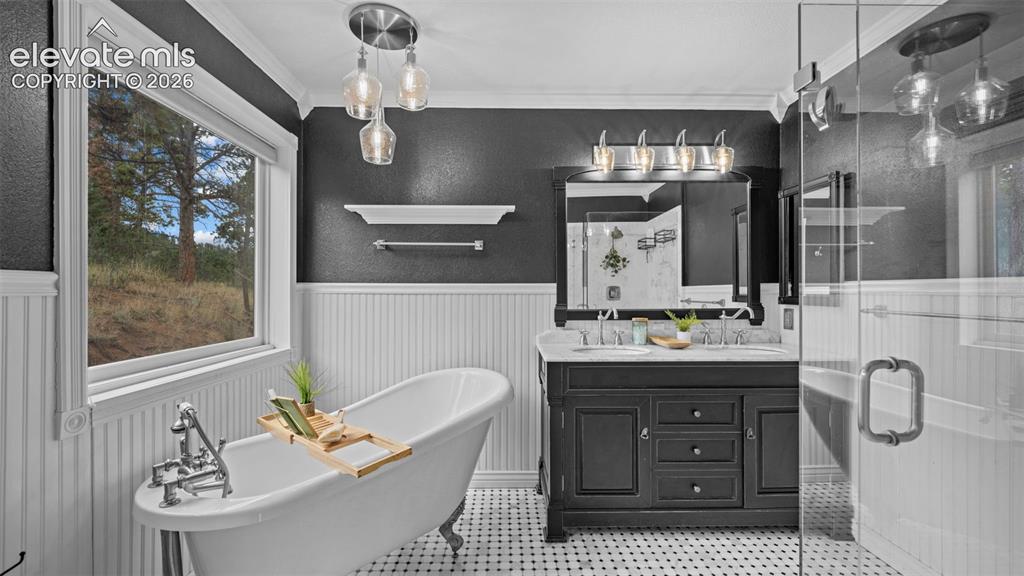 Image 19 of 45: Bathroom