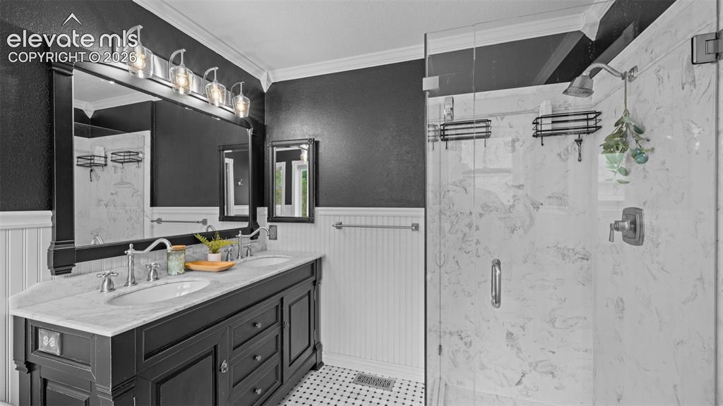 Image 20 of 45: Bathroom